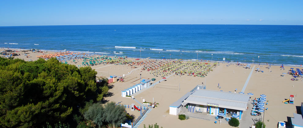 la spiaggia privata dell'hotel sporting